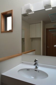  Second floor bathroom. 